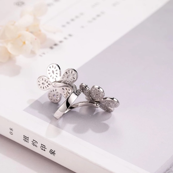 Stunning 925 Silver Flower Ring - Picture 5 of 8